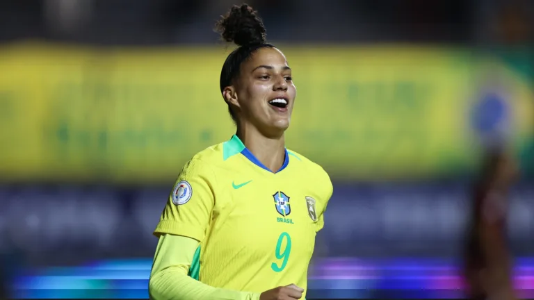 Arthur Elias fala sobre a titularidade de Amanda Gutierres no duelo entre Brasil e Venezuela