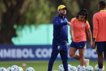 Arthur Elias pode se tornar o primeiro treinador da história a conquistar a Copa Libertadores e a Copa América Feminina