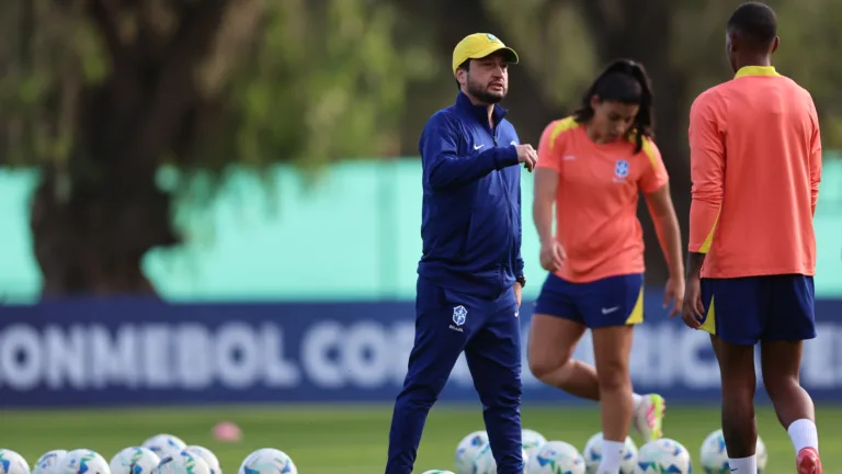 Arthur Elias pode se tornar o primeiro treinador da história a conquistar a Copa Libertadores e a Copa América Feminina