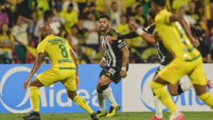 Atlético-MG fica com um a menos, mas vence Bucaramanga e fica em vantagem na Sul-Americana