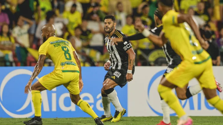 Atlético-MG fica com um a menos, mas vence Bucaramanga e fica em vantagem na Sul-Americana