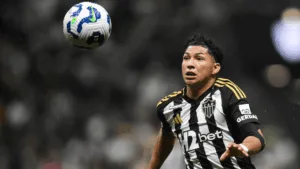 Caio Ribeiro sai em defesa de Rony, do Atlético-MG: “90% dos atacantes não fazem isso”