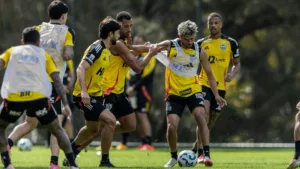Atlético-MG intensifica treinamentos na pausa do Mundial e Cuca faz ajustes para retorno do Brasileirão