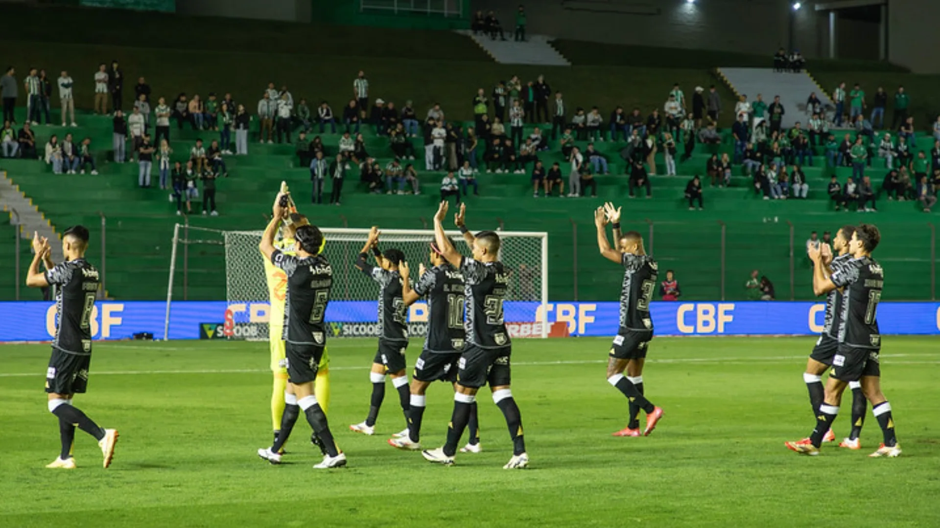 Lucas Tanaka atualiza situação de salários atrasados no Atlético-MG: “Vai ter dois a três meses de dificuldade” 