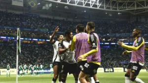 Torcida organizada faz protesto e cobra jogadores do Atlético-MG por derrota contra o Palmeiras