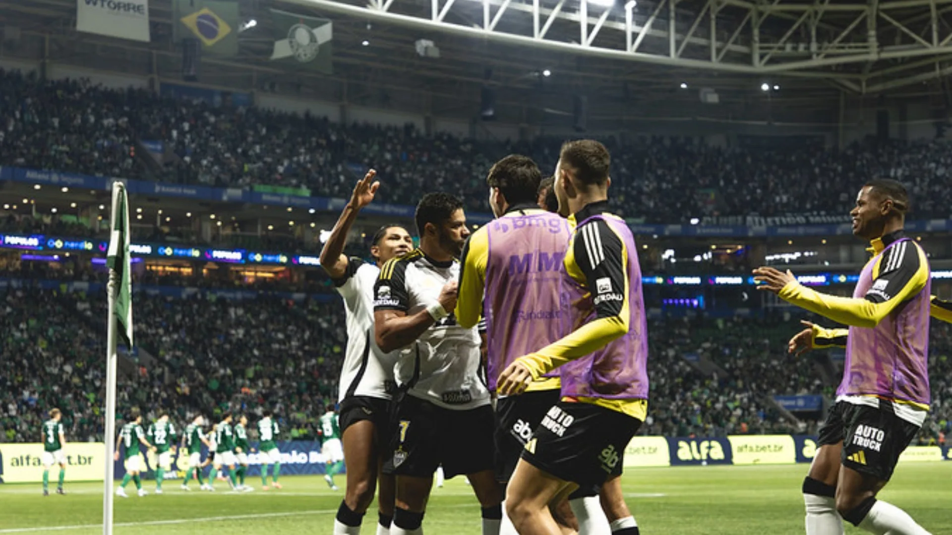 Torcida organizada faz protesto e cobra jogadores do Atlético-MG por derrota contra o Palmeiras