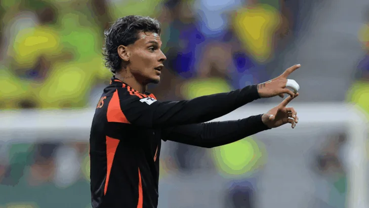 Benfica coloca cláusula de R$ 650 milhões após efetuar compra de Richard Ríos junto ao Palmeiras Benfica coloca cláusula de R$ 650 milhões após efetuar compra de Richard Ríos junto ao Palmeiras