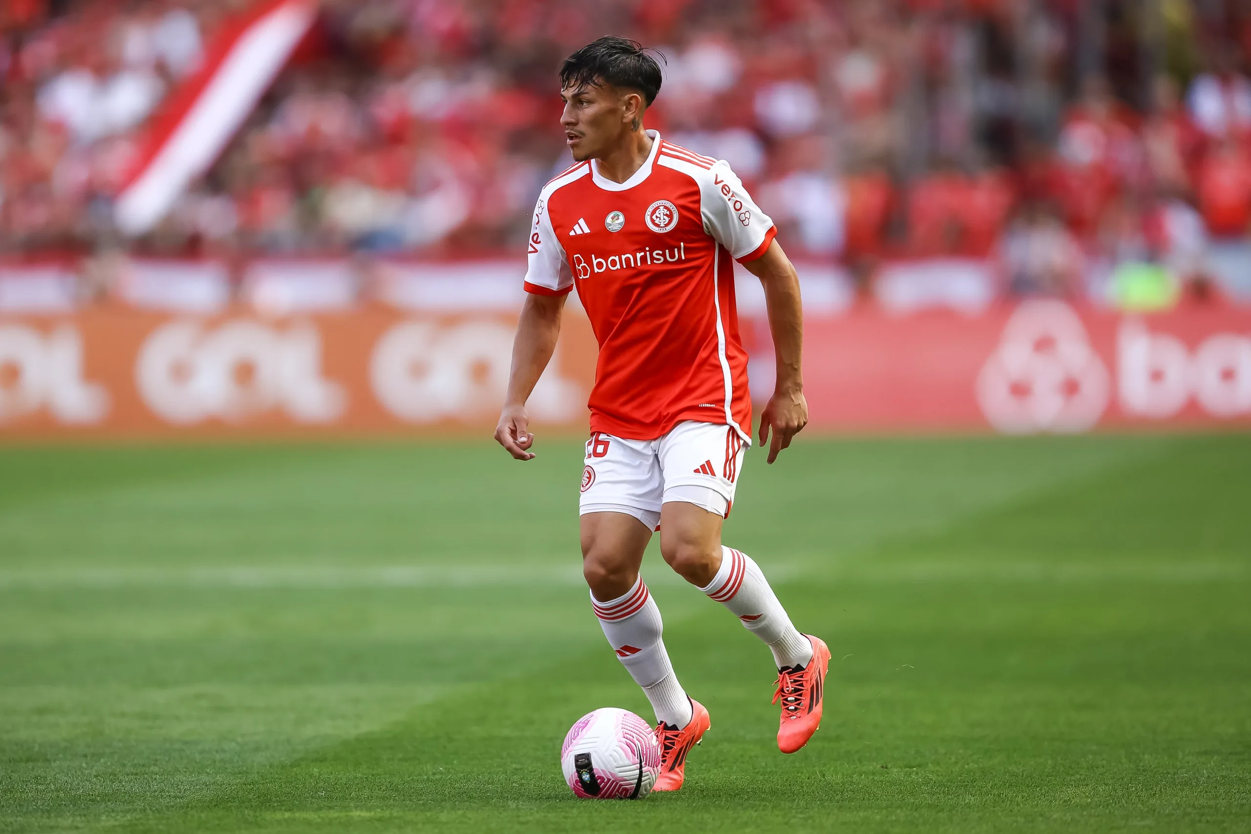 Internacional tem retornos de laterais titulares aos treinamentos antes de volta do Brasileirão