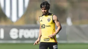 Atlético-MG pode ter estreia de Biel contra o Flamengo; atacante é relacionado por Cuca