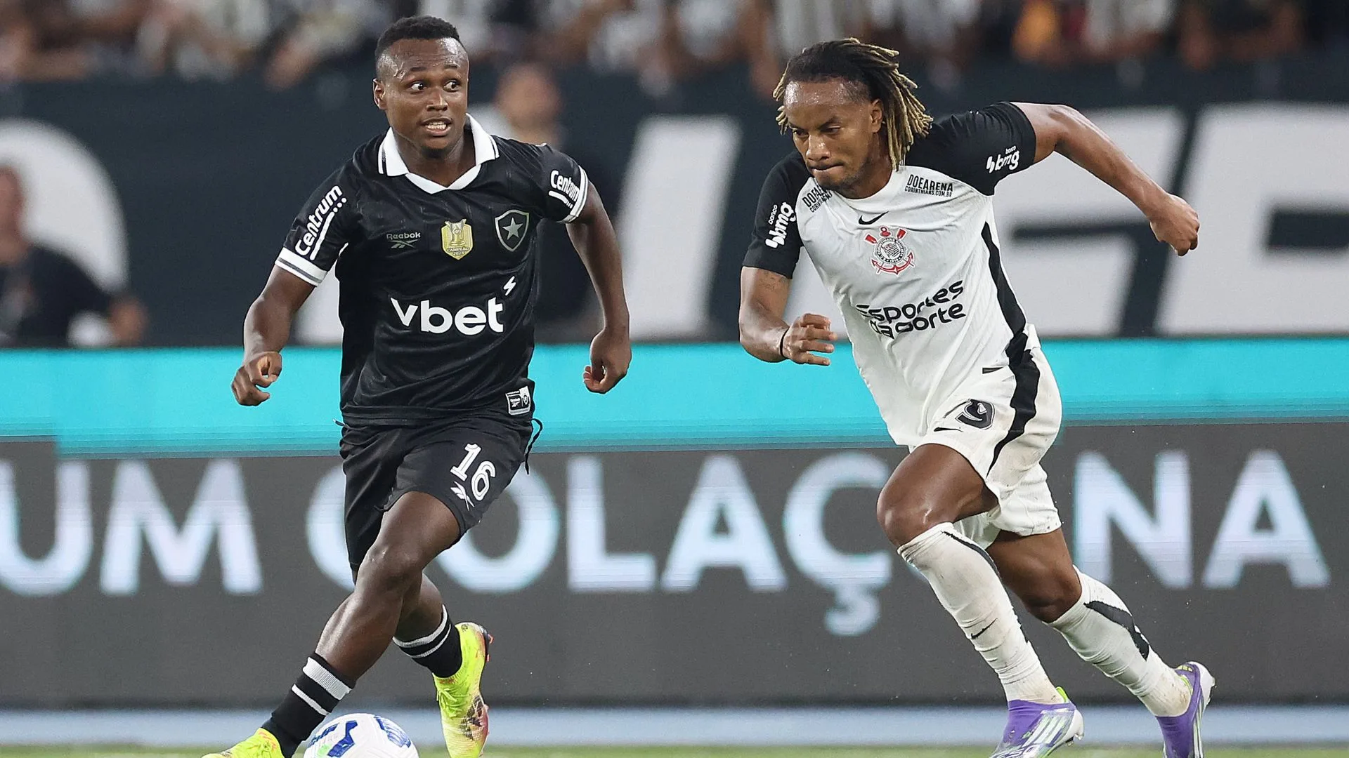 Botafogo e Corinthians empatam por 1 a 1 no Brasileirão com gols de Arthur Cabral e Memphis Depay
