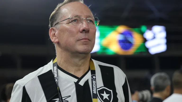 Sormani critica John Textor por negociação de Jair entre Botafogo e Santos: “Acha que ele pagou?”
