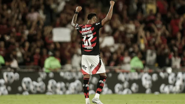 Felipe Melo exalta chances do Flamengo no Brasileirão, Copa do Brasil e Libertadores: “Sem dúvida o melhor time”