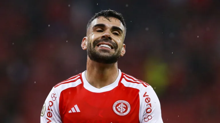 Torcida do Internacional corneta Roger Machado por escalação contra o Santos: “Não vejo a hora do Bruno Henrique sumir”