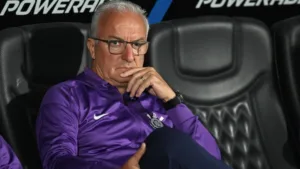 Casagrande prevê saída de Dorival Júnior em ‘queda de braço’ com Memphis Depay no Corinthians: “Vai sobrar pra ele”