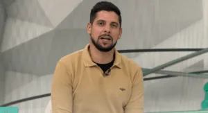 Cicinho perde a paciência, chama Memphis Depay de mercenário e cobra atitude do Corinthians: “Cadê a diretoria?”