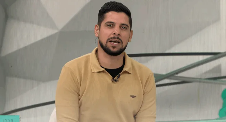 Cicinho perde a paciência, chama Memphis Depay de mercenário e cobra atitude do Corinthians: “Cadê a diretoria?”