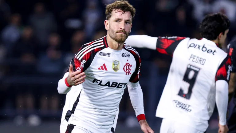 Léo Pereira comete falha em Flamengo x Atlético-MG, cede gol e torcida se irrita: “Beira a irresponsabilidade”