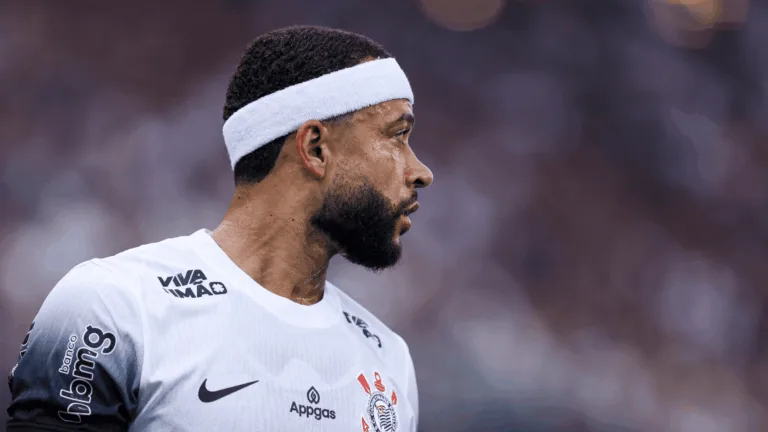 Cicinho ironiza e pede Memphis Depay no banco do Corinthians contra o Cruzeiro: “Os caras não têm dinheiro”
