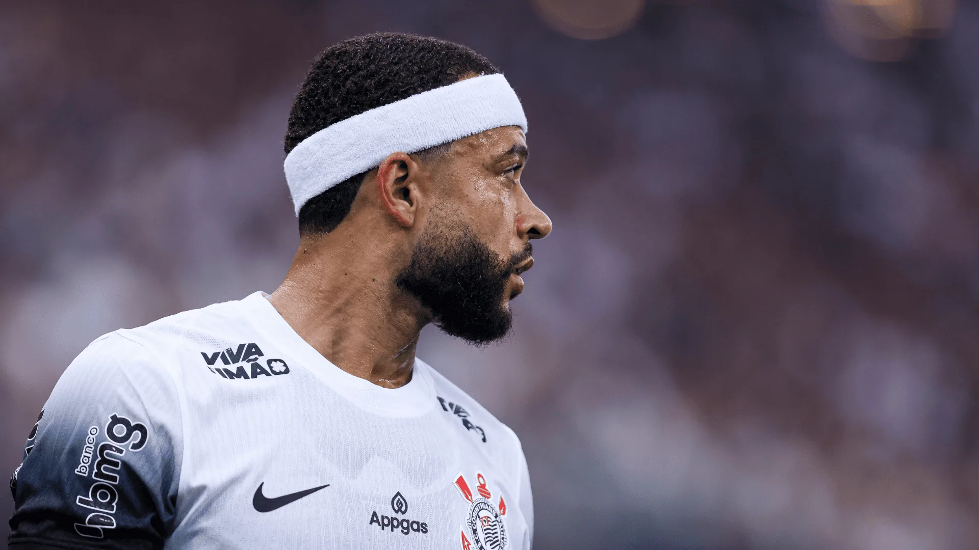 Cicinho ironiza e pede Memphis Depay no banco do Corinthians contra o Cruzeiro: “Os caras não têm dinheiro”