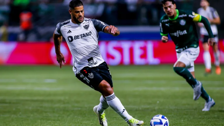 Cicinho projeta derrota do Palmeiras contra o Atlético-MG pelo Brasileirão e prevê crise no Verdão: “Vai virar um caos”