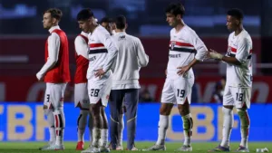 Cicinho vê elenco enxuto como grande problema para o São Paulo no Brasileirão: “Vamos sofrer muito ainda”