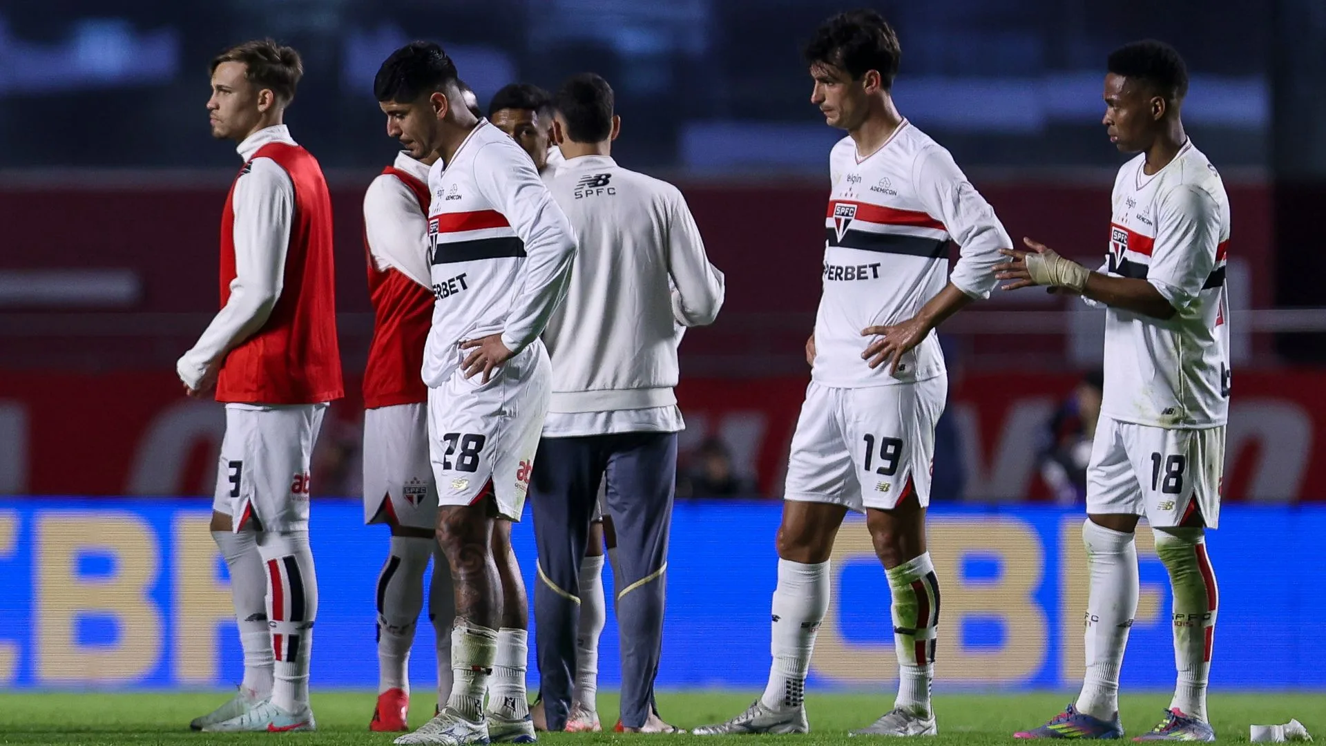 Cicinho vê elenco enxuto como grande problema para o São Paulo no Brasileirão: “Vamos sofrer muito ainda”