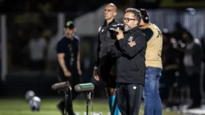 Cléber Xavier divide culpa por derrota do Santos e dá razão a torcida: “Tem que vaiar mesmo”