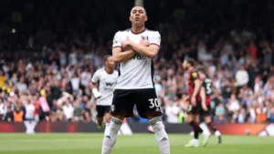 Corinthians abre negociações por Carlos Vinícius, ex-Fulham, e torcedores avisam: “Mais uma aposta arriscada”