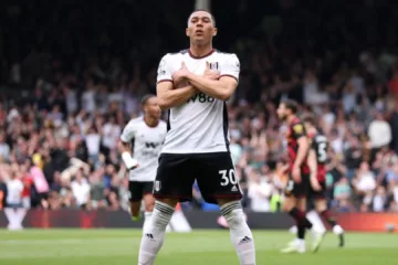 Corinthians abre negociações por Carlos Vinícius, ex-Fulham, e torcedores avisam: “Mais uma aposta arriscada”