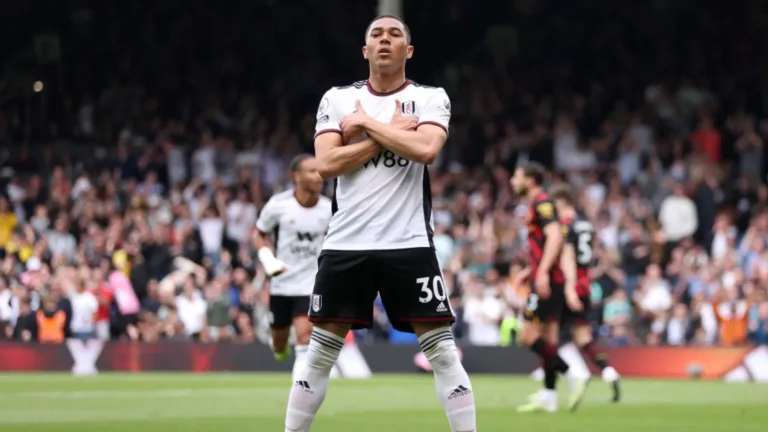 Corinthians abre negociações por Carlos Vinícius, ex-Fulham, e torcedores avisam: “Mais uma aposta arriscada”