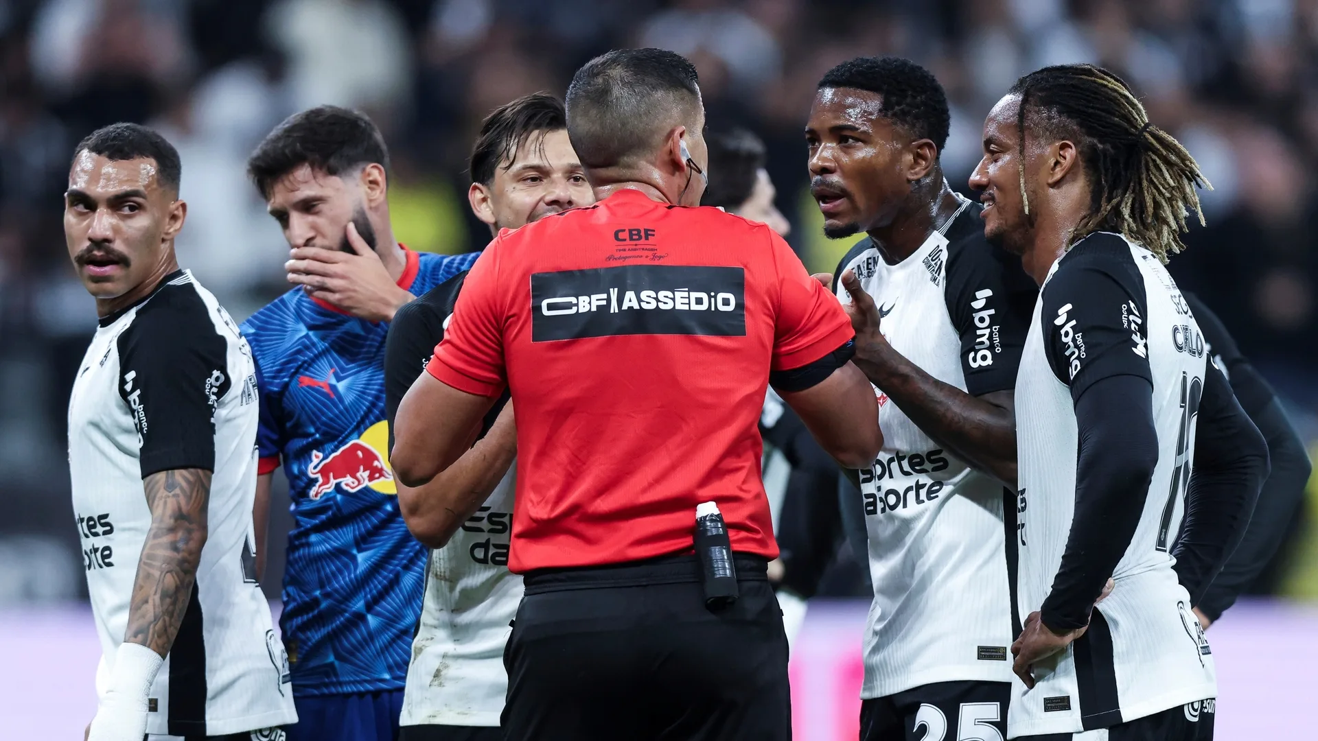 Godói diz que não foi pênalti para o Bragantino contra o Corinthians e critica arbitragem: “Voltamos ao padrão Brasil”