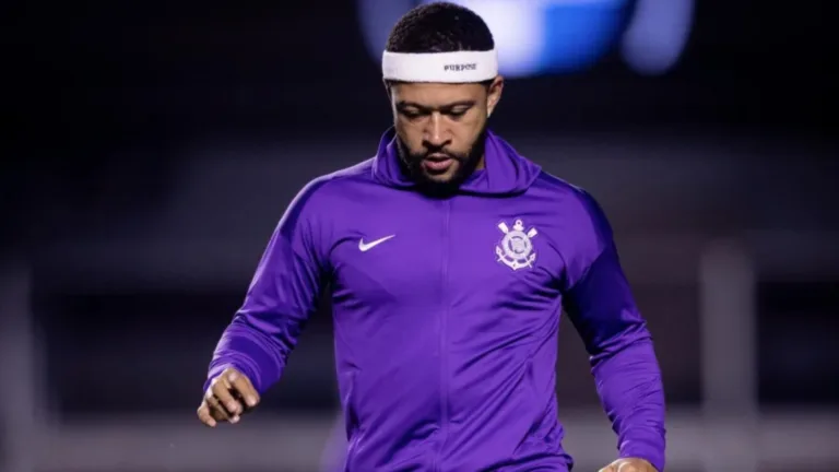 Vessoni detona Dorival Júnior por substituição de Memphis Depay: “Um absurdo”