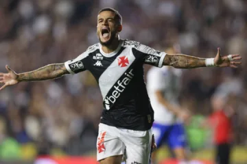 Torcedores do Vasco comemoram renovação de Coutinho e cobram permanência de Léo Jardim: “Quero o anúncio”