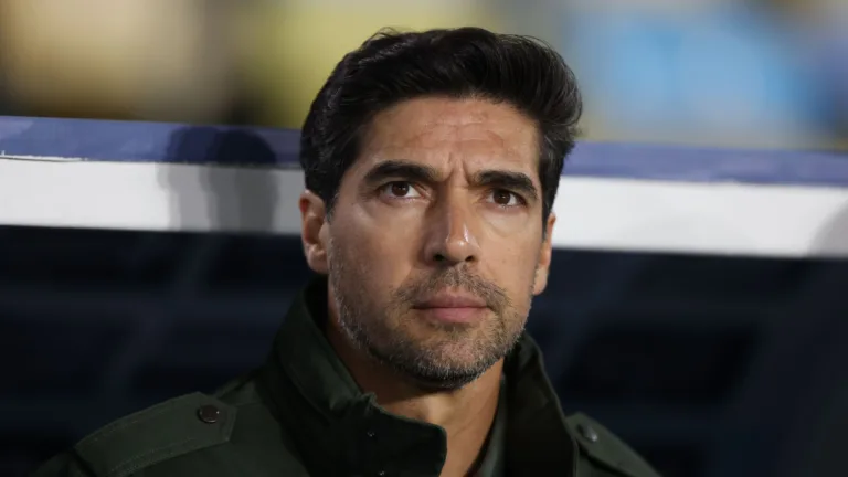 Craque Neto detona Abel Ferreira após treinador chutar microfone em jogo do Palmeiras: “Ah se fosse o Neymar”