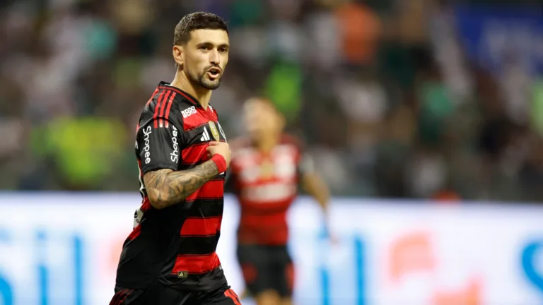 Flamengo espera ter Arrascaeta, De la Cruz e Danilo para a decisão contra o Internacional na Libertadores; Royal é dúvida