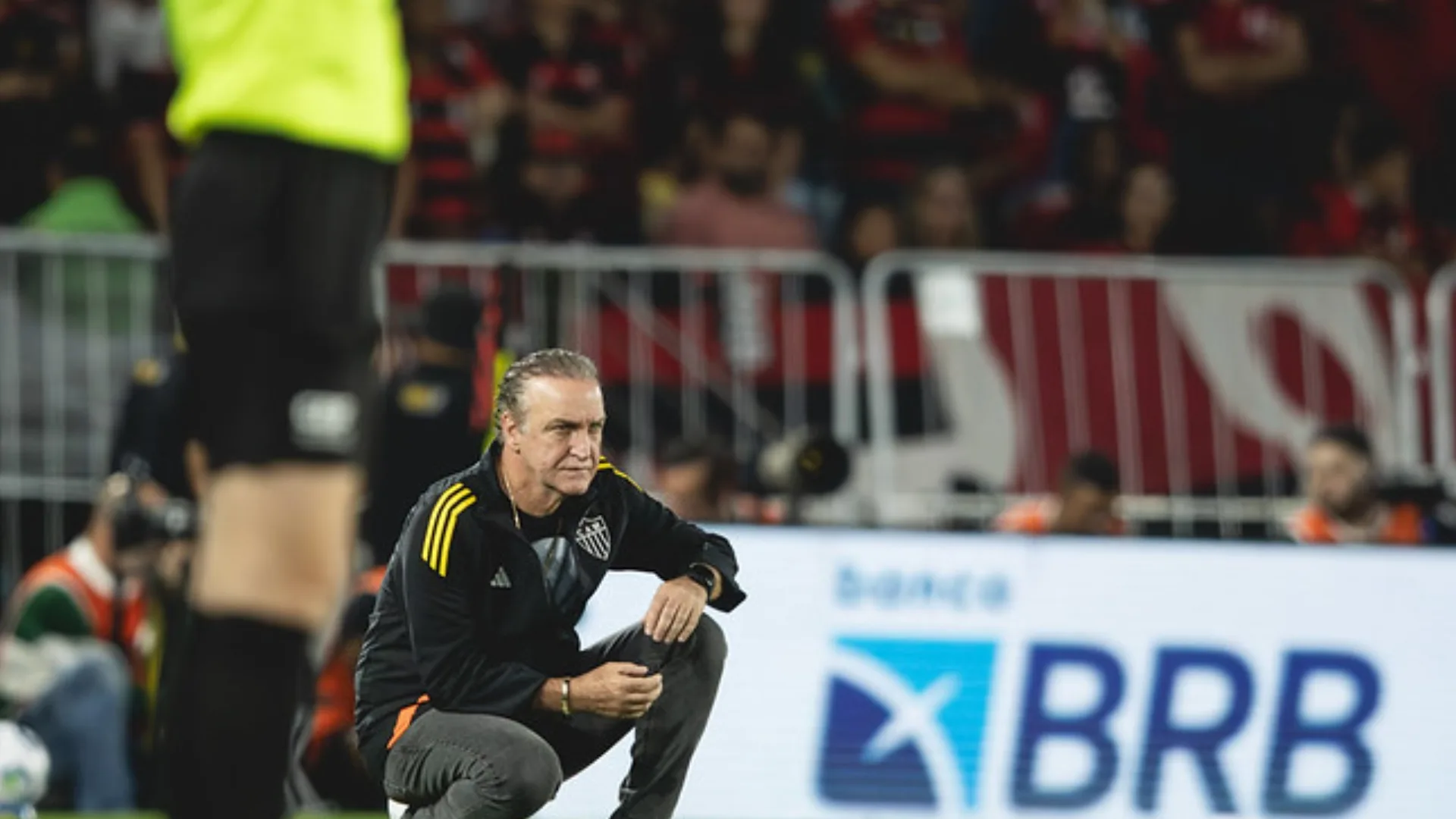 Cuca explica escolhas questionadas na escalação e classifica atuação do zagueiro Vitor Hugo como soberba: “Foi muito bem”