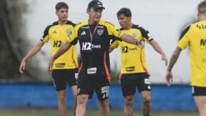 Ausências no meio-campo do Atlético-MG podem fazer Cuca improvisar diante do Bucaramanga na Sul-Americana