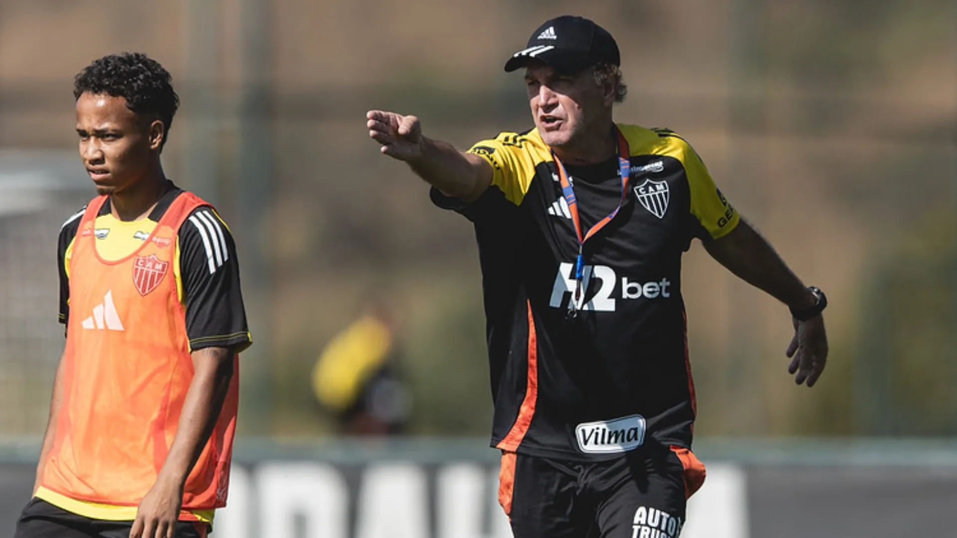 Sem Lyanco, Cuca pode mudar defesa do Atlético-MG contra o Flamengo: “Temos trabalhado essa possibilidade”