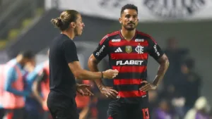 Flamengo pode ter volta de Danilo entre titulares contra o Internacional e torcedores desaprovam: “Não faz sentido”