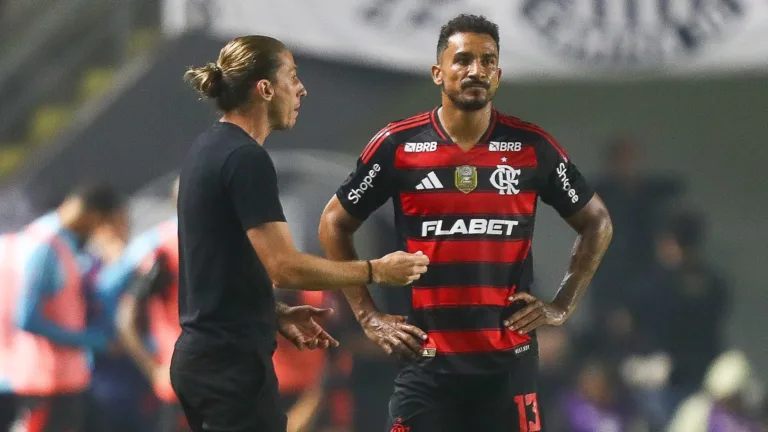 Flamengo pode ter volta de Danilo entre titulares contra o Internacional e torcedores desaprovam: “Não faz sentido”