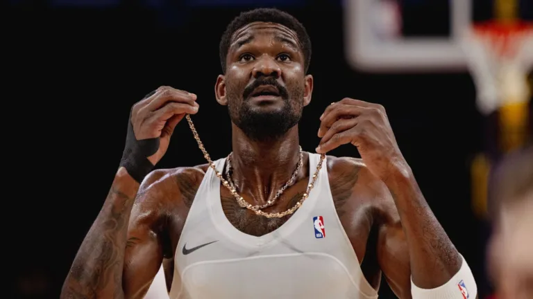 Los Angeles Lakers fecha com Deandre Ayton e entrega nova opção para LeBron James e Luka Doncic