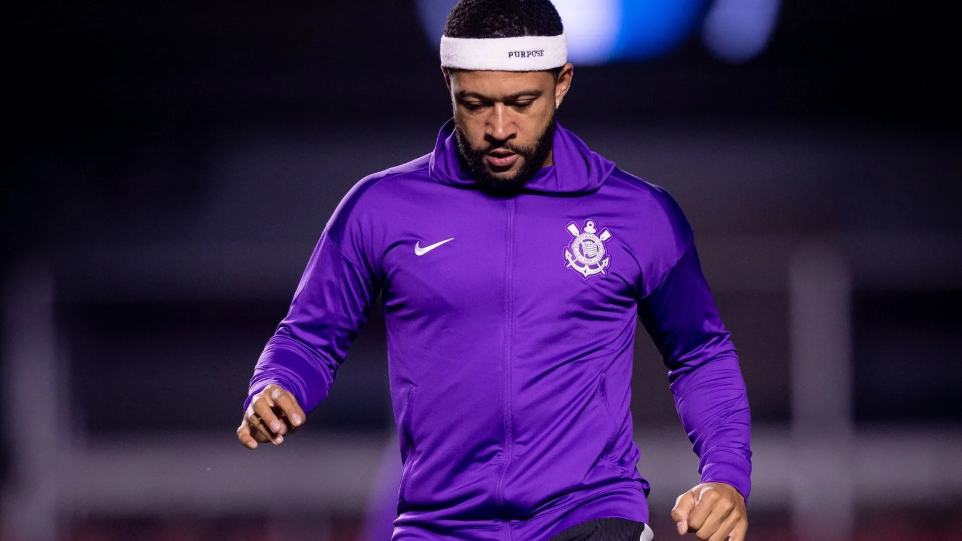 Staff de Depay quer tirar jogador de “redemoinho político” do Corinthians e defende atleta de cobranças