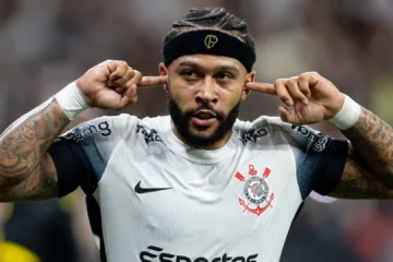 Galvão Bueno cogita Depay aplicando no Corinthians frase de Vampeta: “Finge que pagam e eu finjo que jogo”