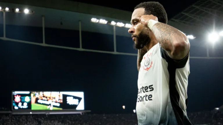 Marcelinho Carioca revela bastidores e banca insatisfação do elenco com Depay no Corinthians: “Ele está isolado”
