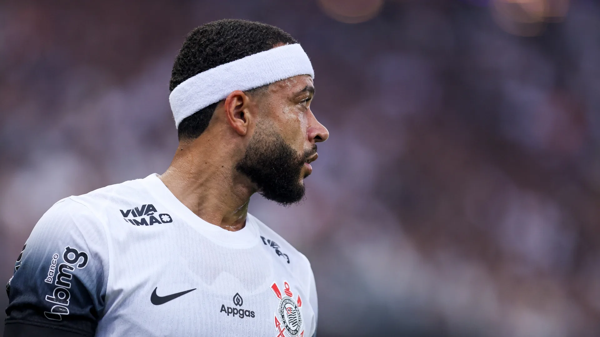 Torcedores rivais ironizam Corinthians por crise com Memphis Depay: “Muito ídolo da Fiel”