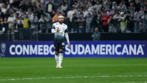 Cicinho cobra Dorival, defende Depay no banco em São Paulo x Corinthians e dispara: “Só anda em campo”