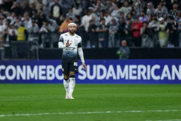 Cicinho cobra Dorival, defende Depay no banco em São Paulo x Corinthians e dispara: “Só anda em campo”