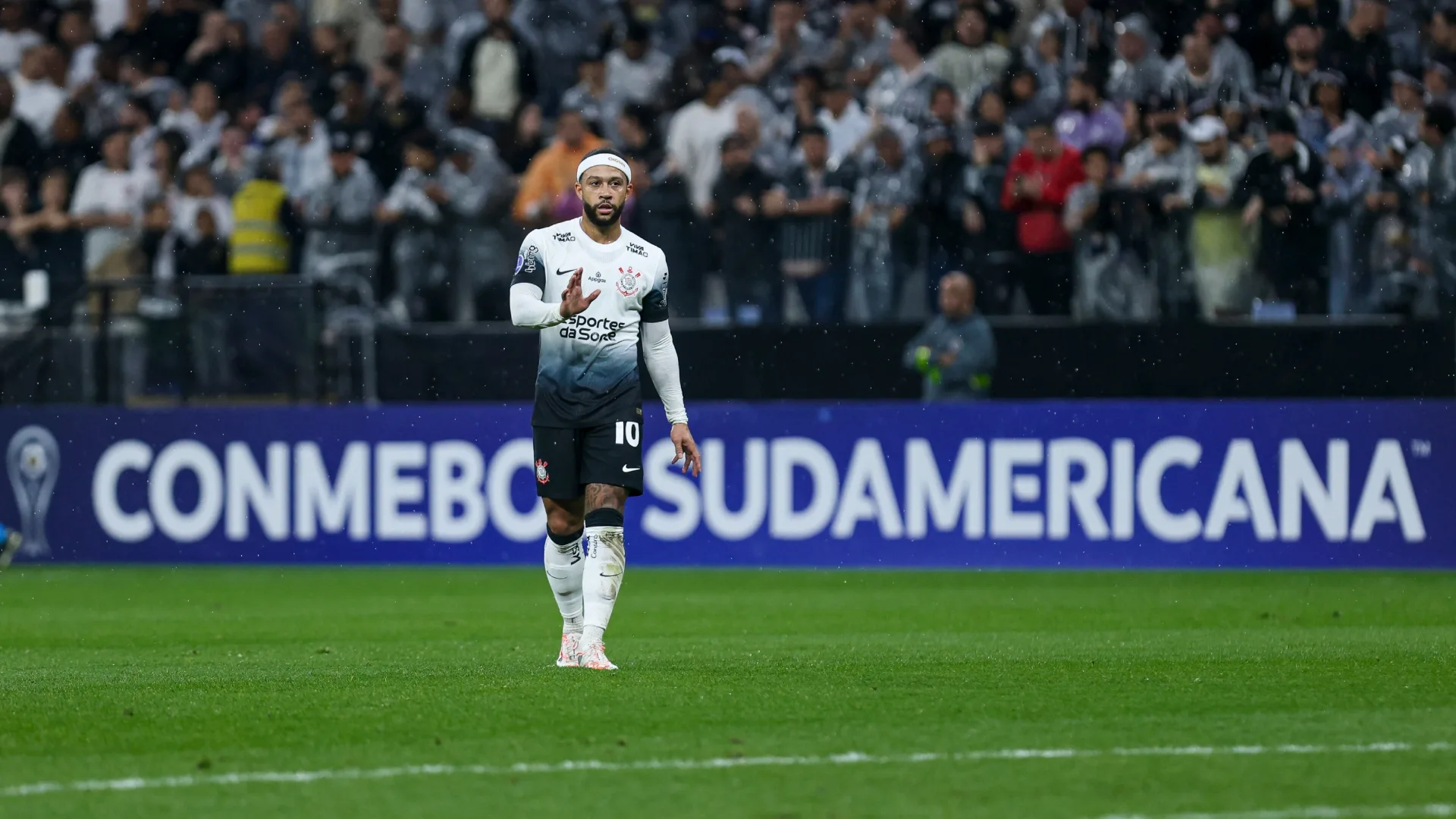 Cicinho cobra Dorival, defende Depay no banco em São Paulo x Corinthians e dispara: “Só anda em campo”