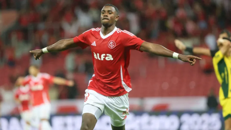 Roger Machado explica hierarquia entre os centroavantes do Internacional e avalia Ricardo Mathias: “Precisa alcançar regularidade”