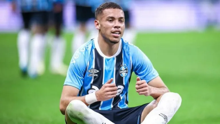 Alysson tem multa de R$ 384 milhões no Grêmio e torcida valoriza o atacante: “Base sempre é a salvação”